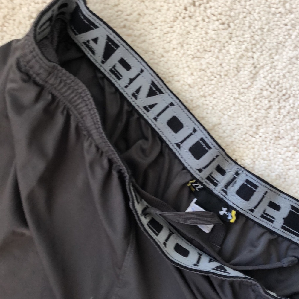 Brown University Men’s 2 XL Under Armour Shorts - Picture 10 of 16